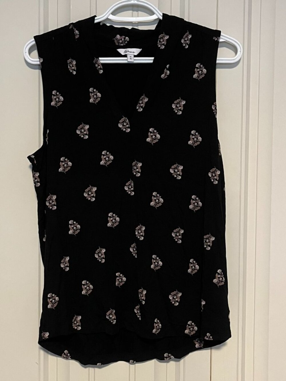 Reitmans Black Floral Sleeveless V-Neck Top Size M